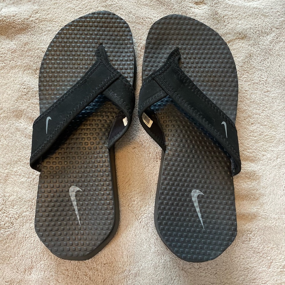 Women’s Nike flip flops